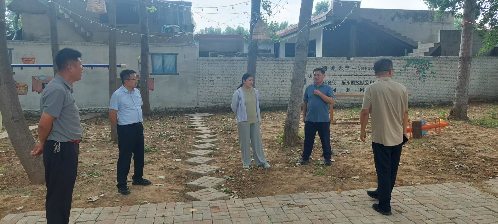 胡、李到高桥查看端午节期间活动现场