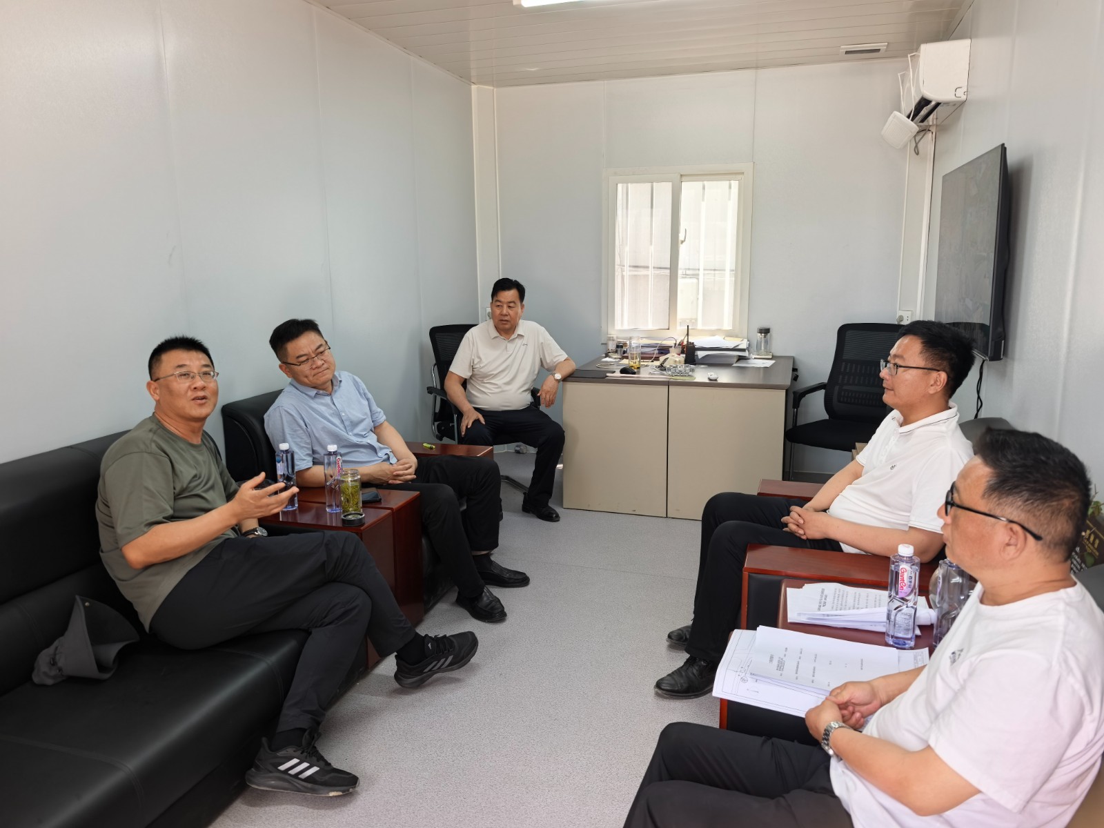 吕书记到安置项目区对接自来水工程。