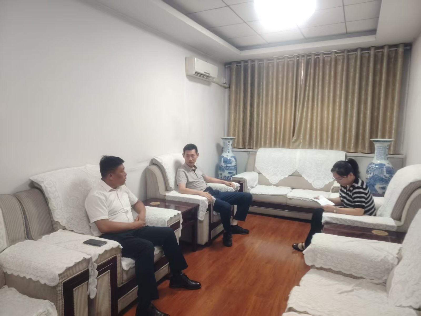 市城乡水务局党组成员、质量监督站站长隋亚松、四级主任科员谷倩雯到镇调研村自来水使用情况，孙镇长陪同。