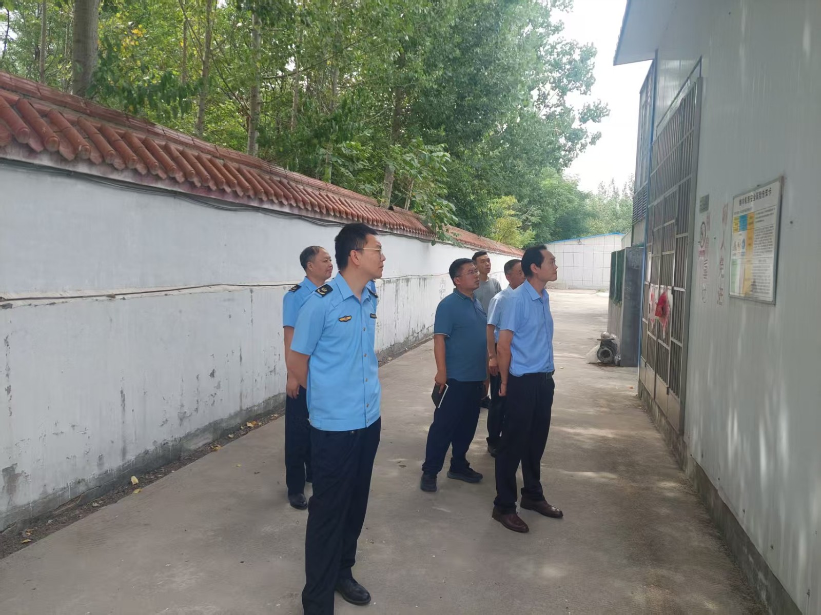 滕州市应急安全保障中心王陪军主任带队到我镇部分企业进行安全检查,胡镇长陪同