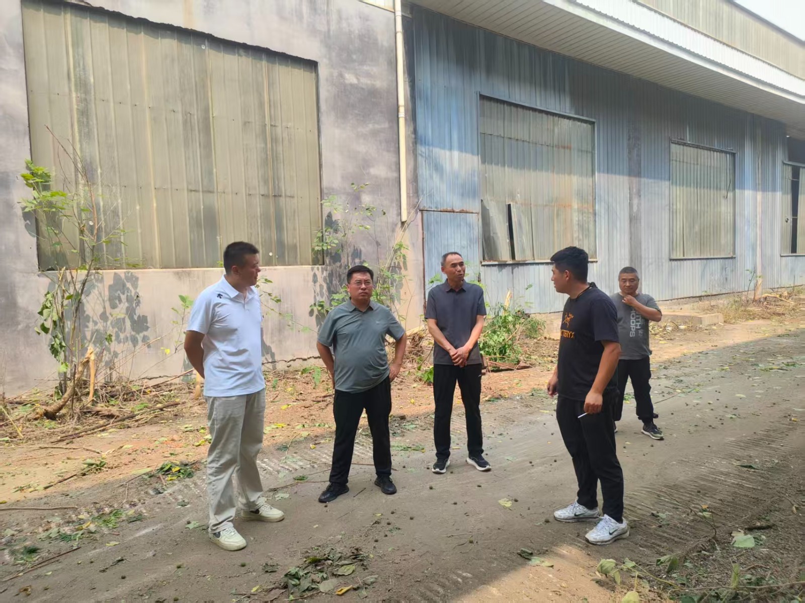 胡镇长带领应急到威达重工旧厂区查看拆除作业情况