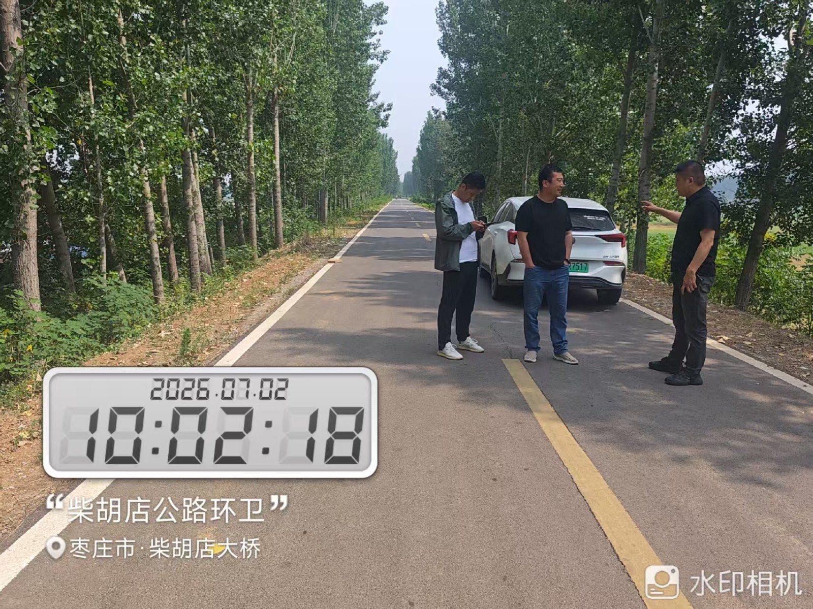 交发集团施工人员来我镇安排处理河堤路面病害。