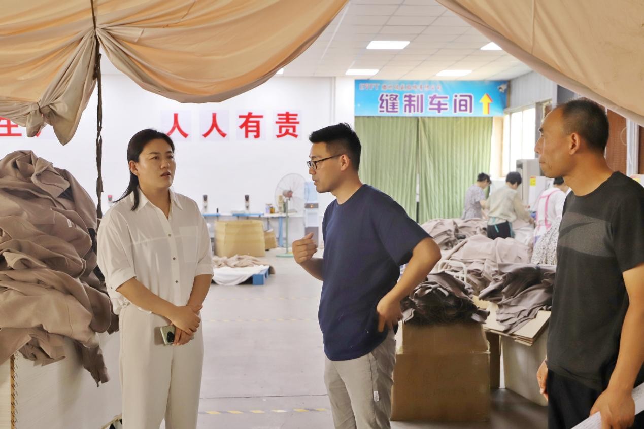 柴胡店镇党委副书记、镇长方梅带队深入辖区企业，开展安全生产专项督导检查，镇领导胡雷参加活动。