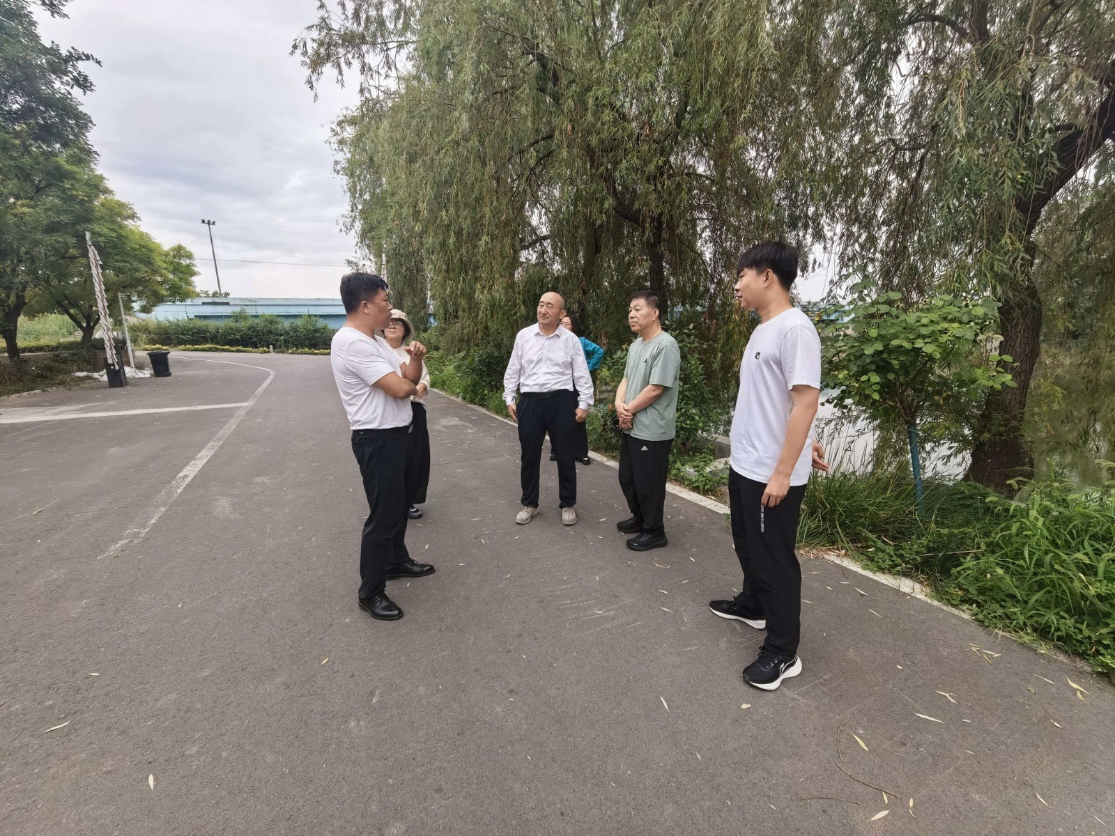 北京凯德现代农业科技研究院院长李继凯一行来镇调研乡村振兴片区建设情况。孙镇长陪同。