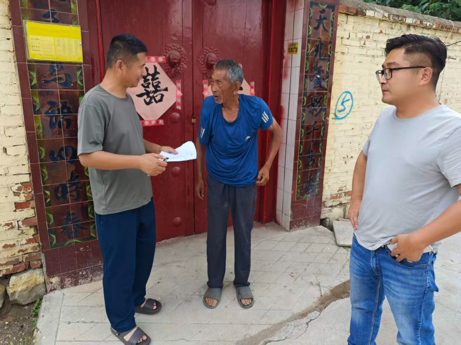 组织科入村核查生活困难党员情况。