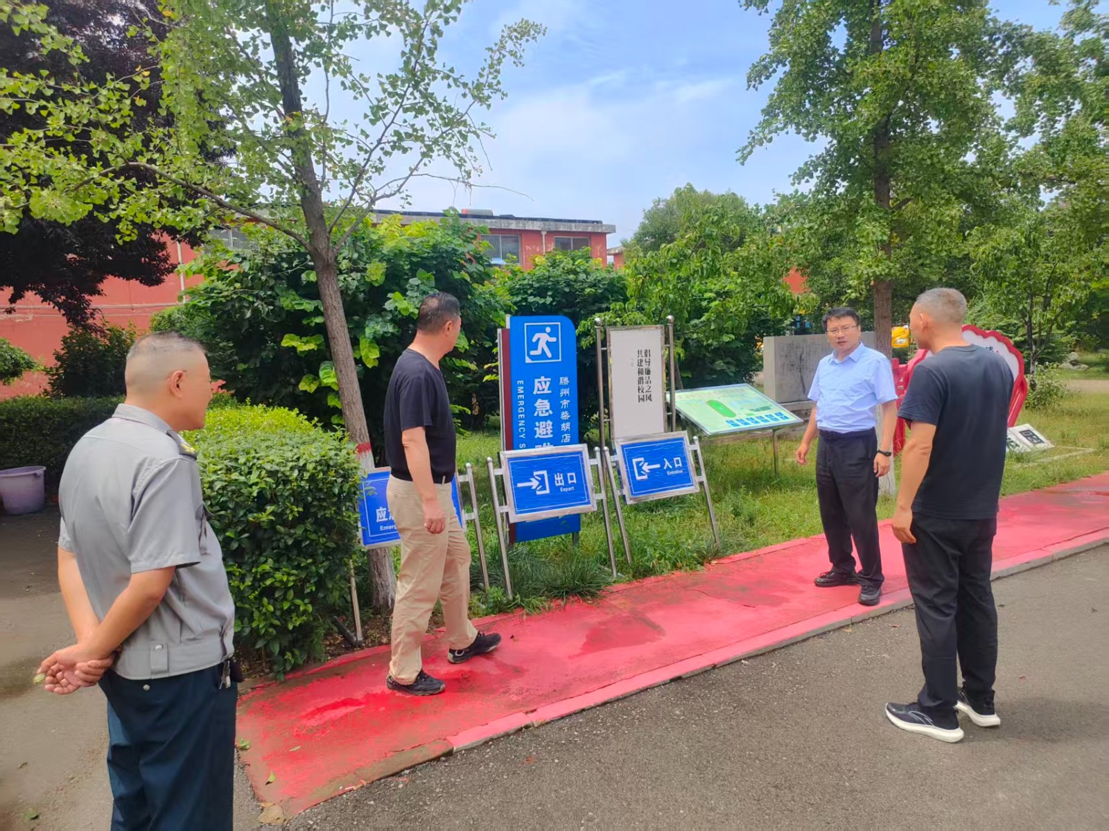 李大民带领应急查看避险安置场所情况。