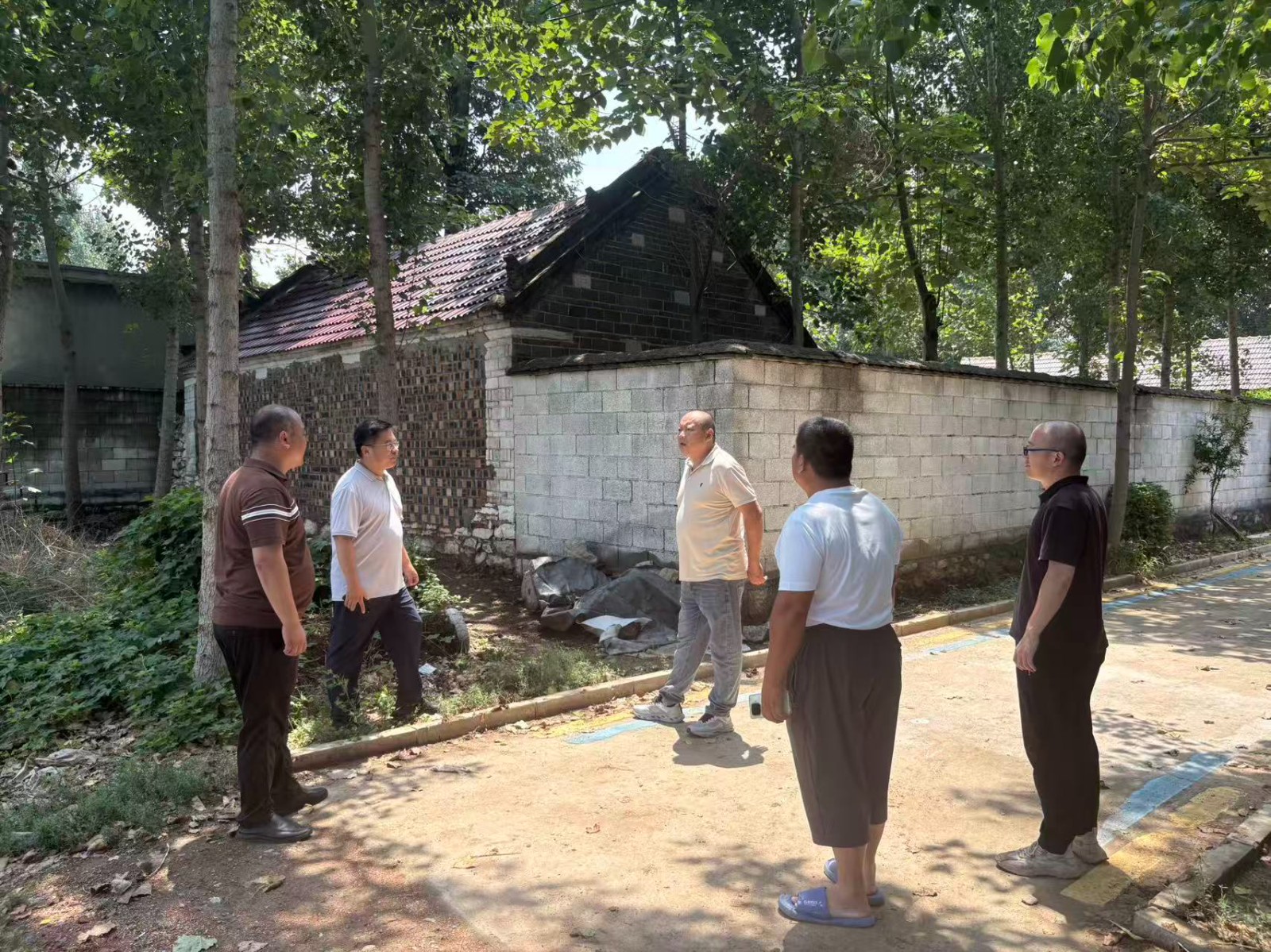 镇领导胡雷到村督导汛期自建房安全隐患排查。