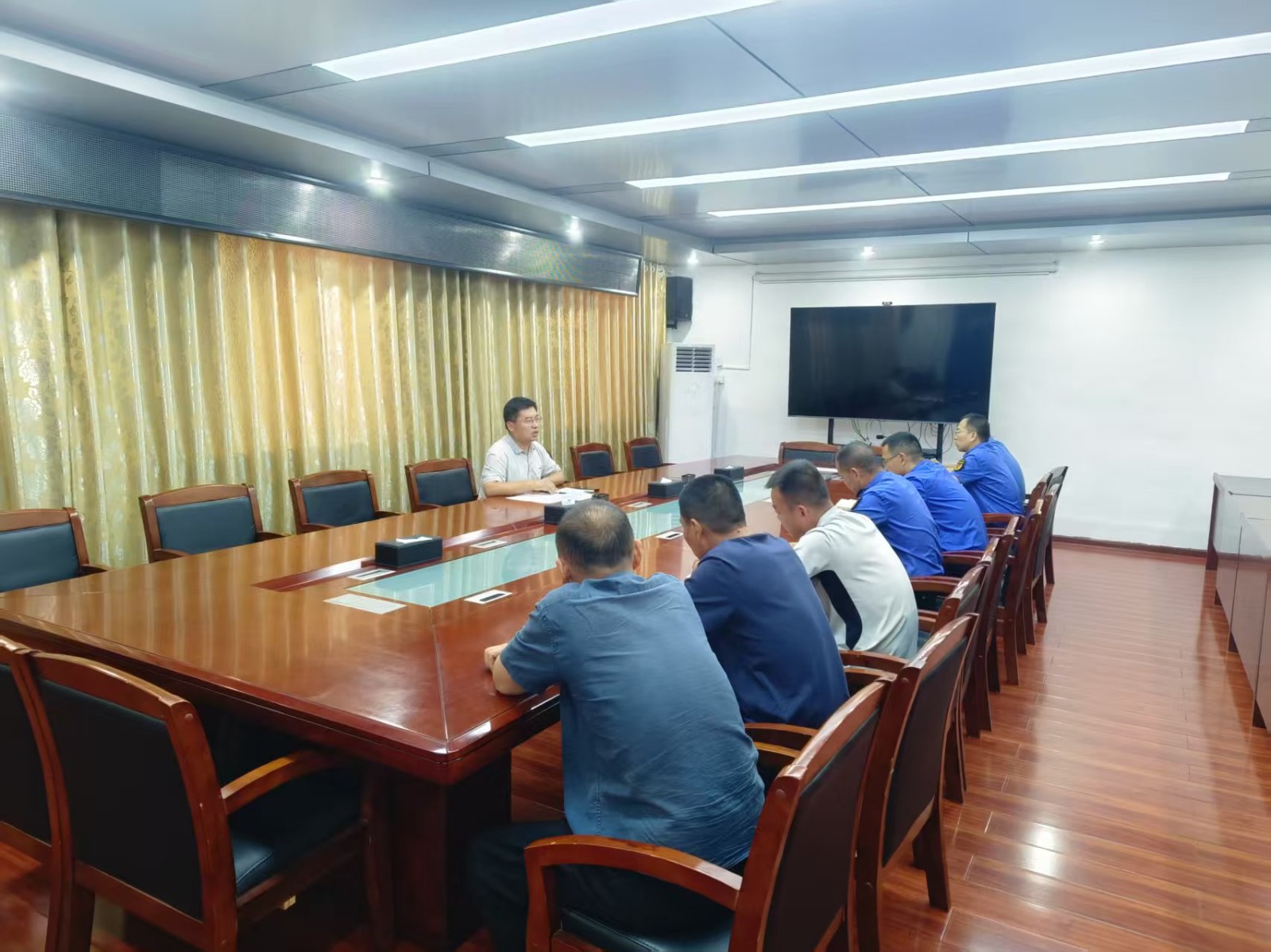 镇领导胡雷胡雷召集执法办公室所有人员安排近期工作。