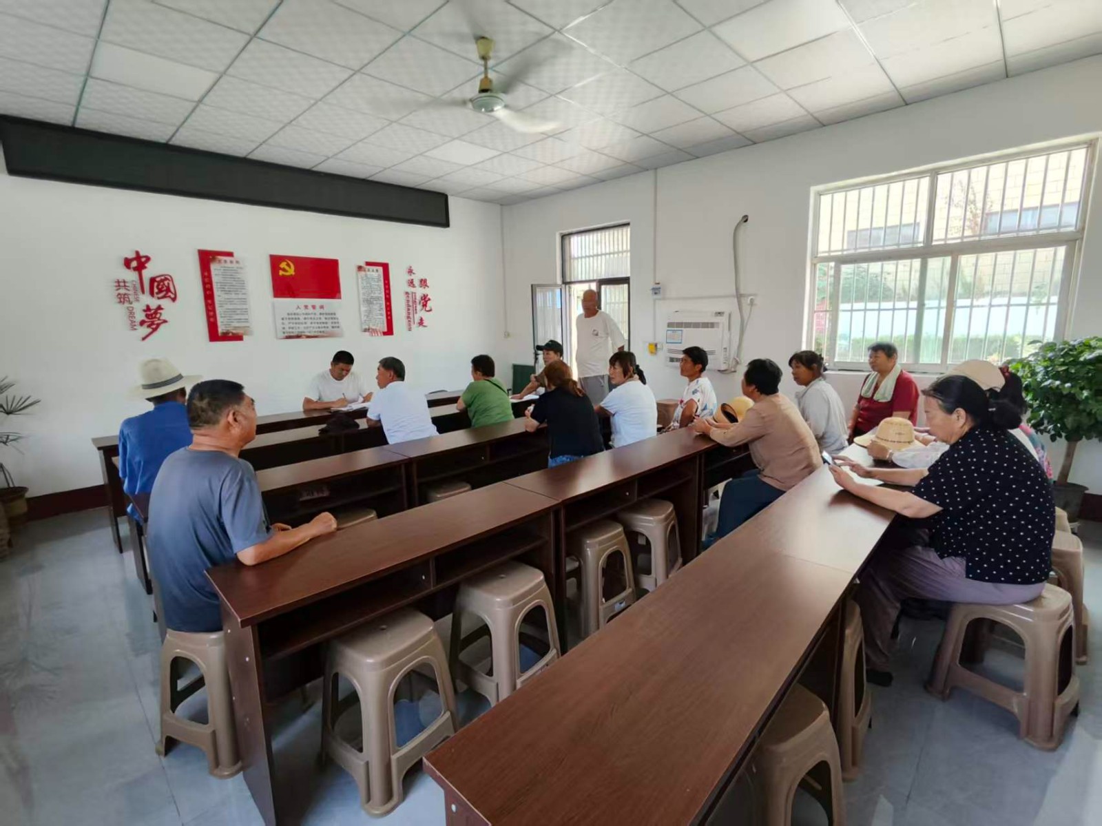 镇人社所督导柴胡店片区公益岗人员在位情况。
