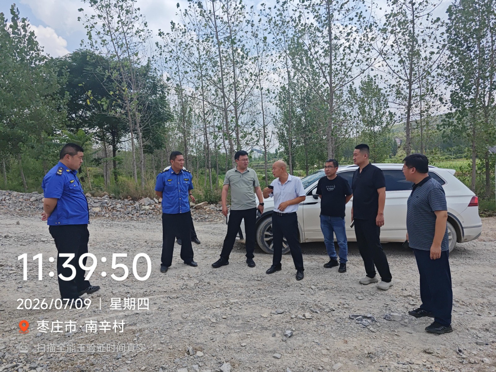 镇领导胡雷带领大官片区、自然资源所配合南部片区派驻办处理信访投诉及山体保护巡查工作。
