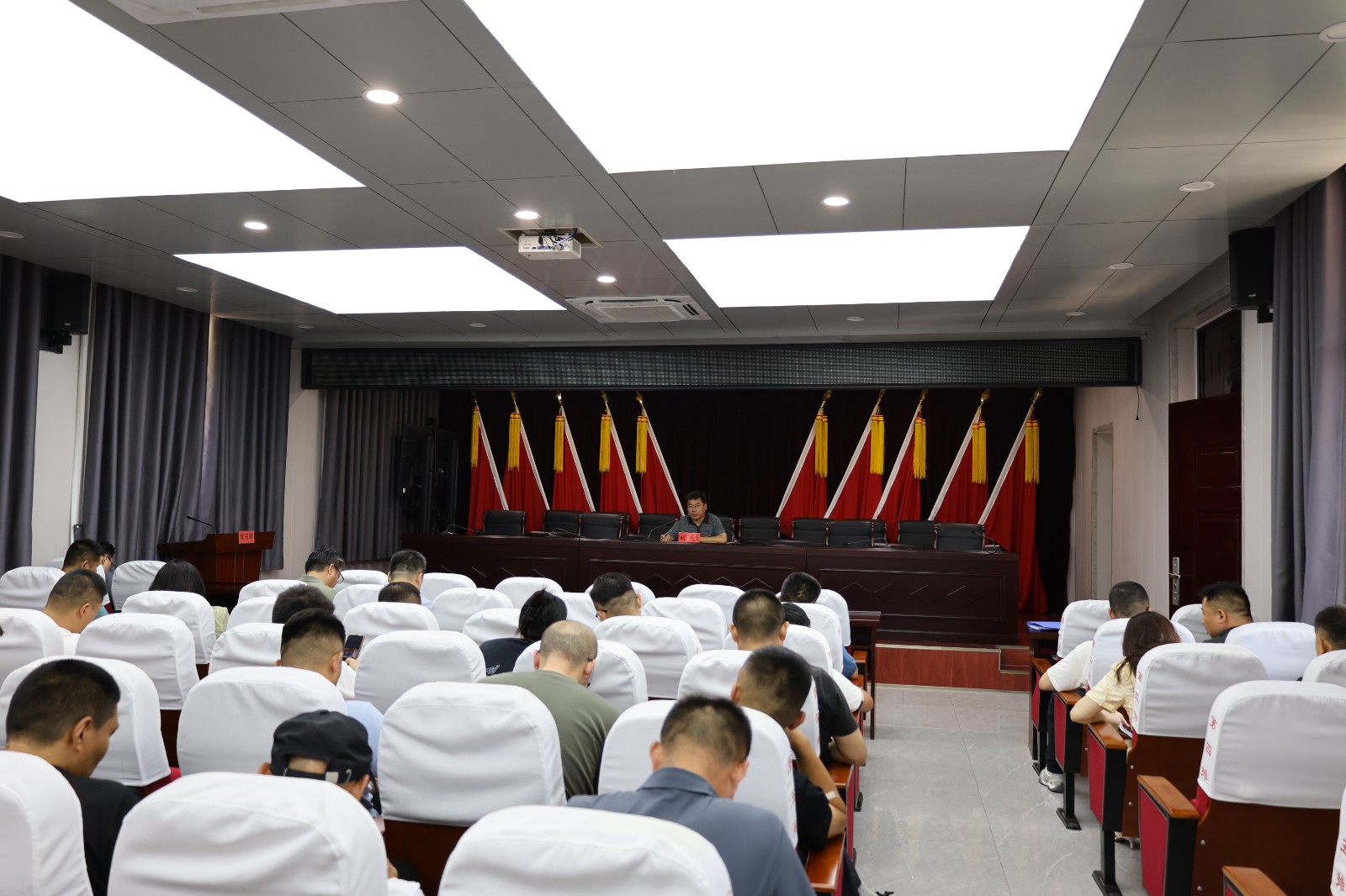 在镇南二楼会议室召开工作例会