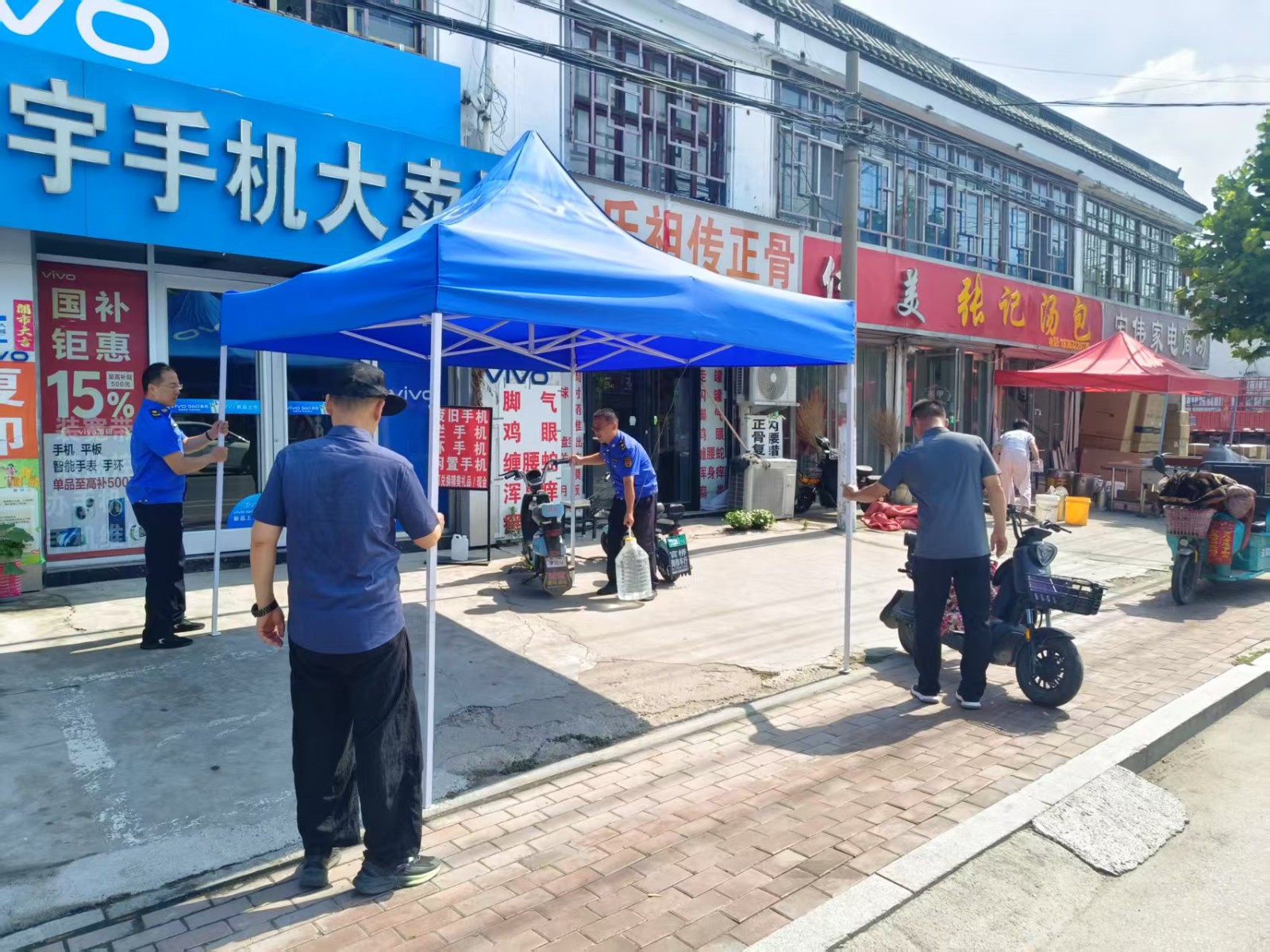 执法中队常态化开展镇容镇貌整治工作。