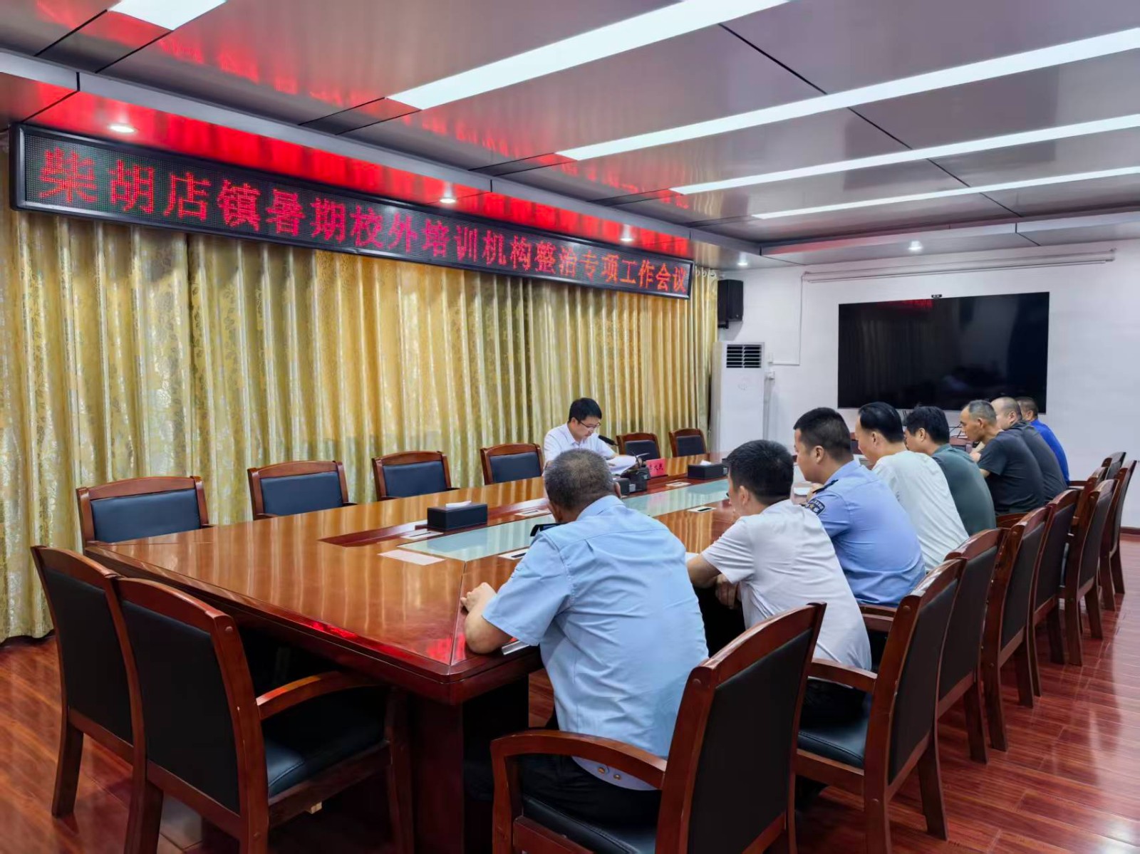 镇领导李大民带领应急消防岗、教育学区、派出所、规划建设岗、执法中队、市场监管所到辖区教育培训机构开展安全检查。1