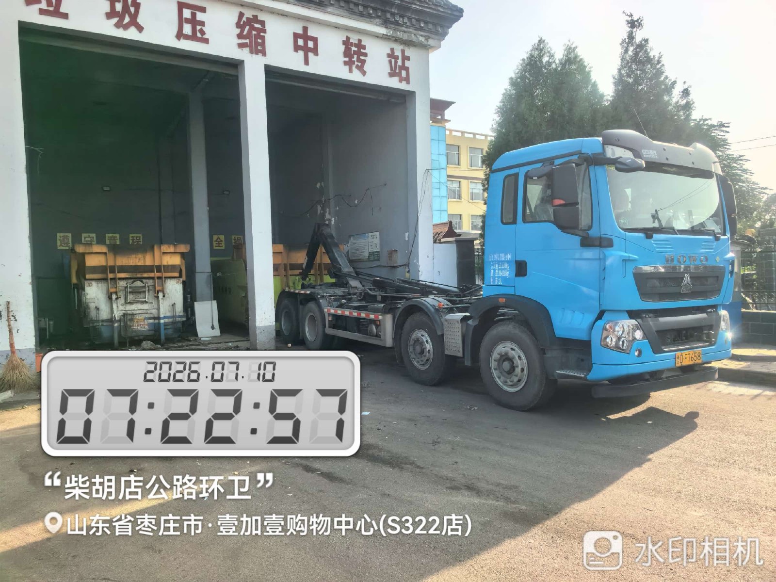 道路环卫岗常态化推进垃圾日产日清及人居环境整治工作。