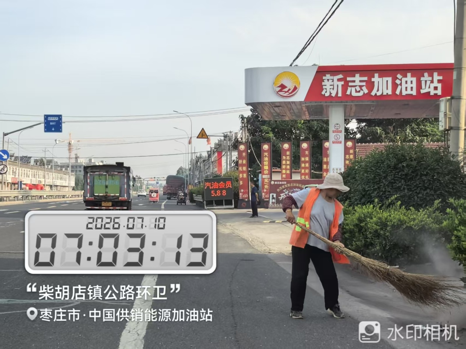 道路环卫岗常态化推进垃圾日产日清及人居环境整治工作。