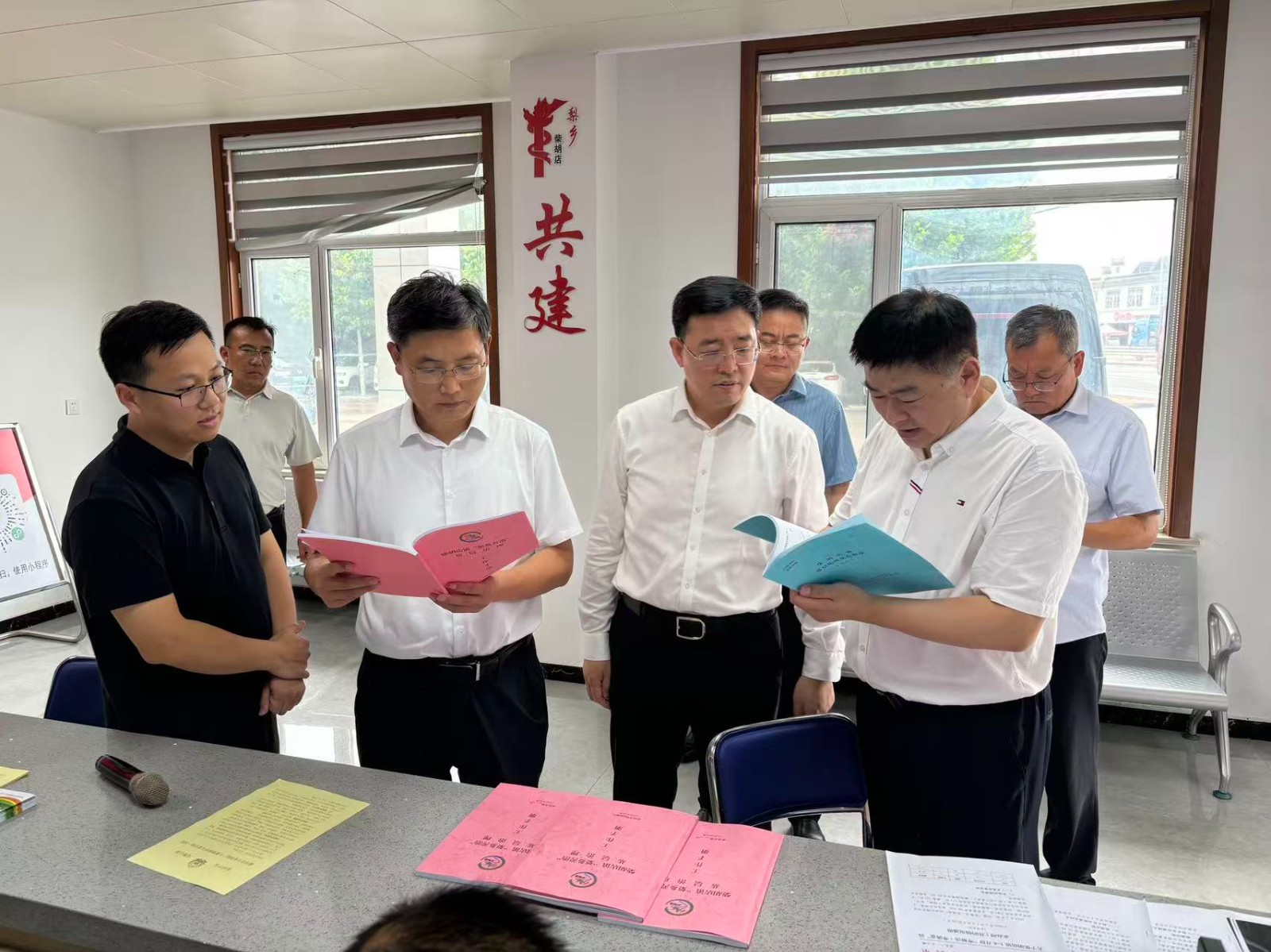 市委常委、政法委书记孔祥东来镇综治综治中心调研，柴胡店镇党委书记孔维刚，镇领导吕士曦、陈海锋、王凯陪同。