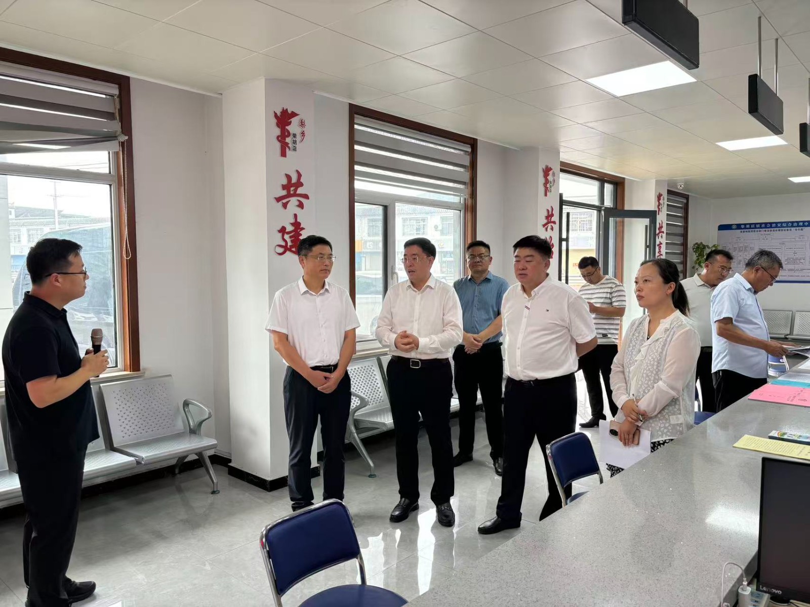 市委常委、政法委书记孔祥东来镇综治综治中心调研，柴胡店镇党委书记孔维刚，镇领导吕士曦、陈海锋、王凯陪同。