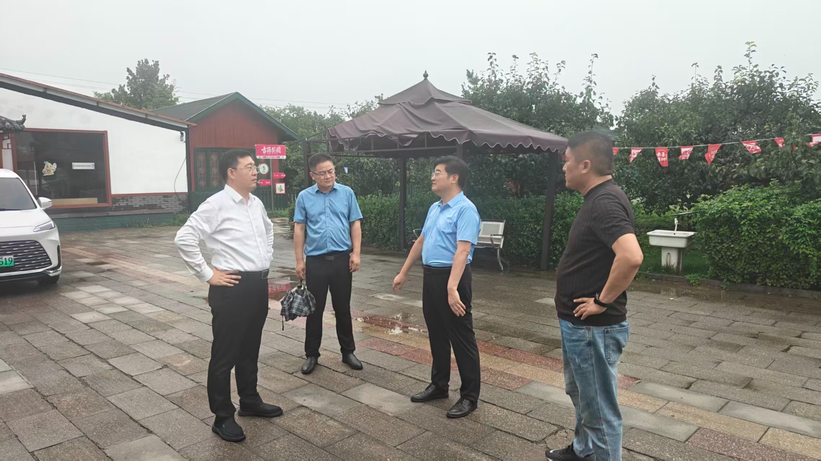 党委书记孔维刚到柴胡店古梨园督导相关工作，镇领导吕士曦、张强陪同。