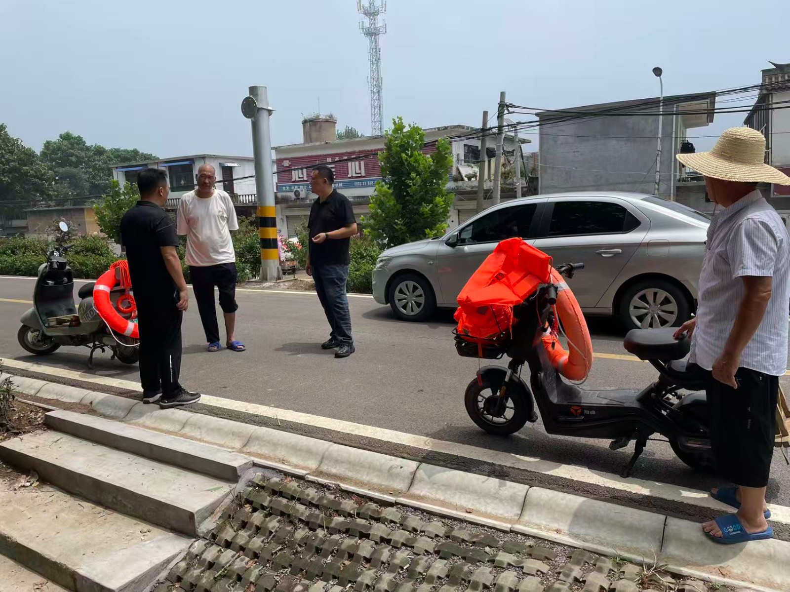 镇领导李刚带领纪委、民政等部门督导重点时间段防溺水工作。