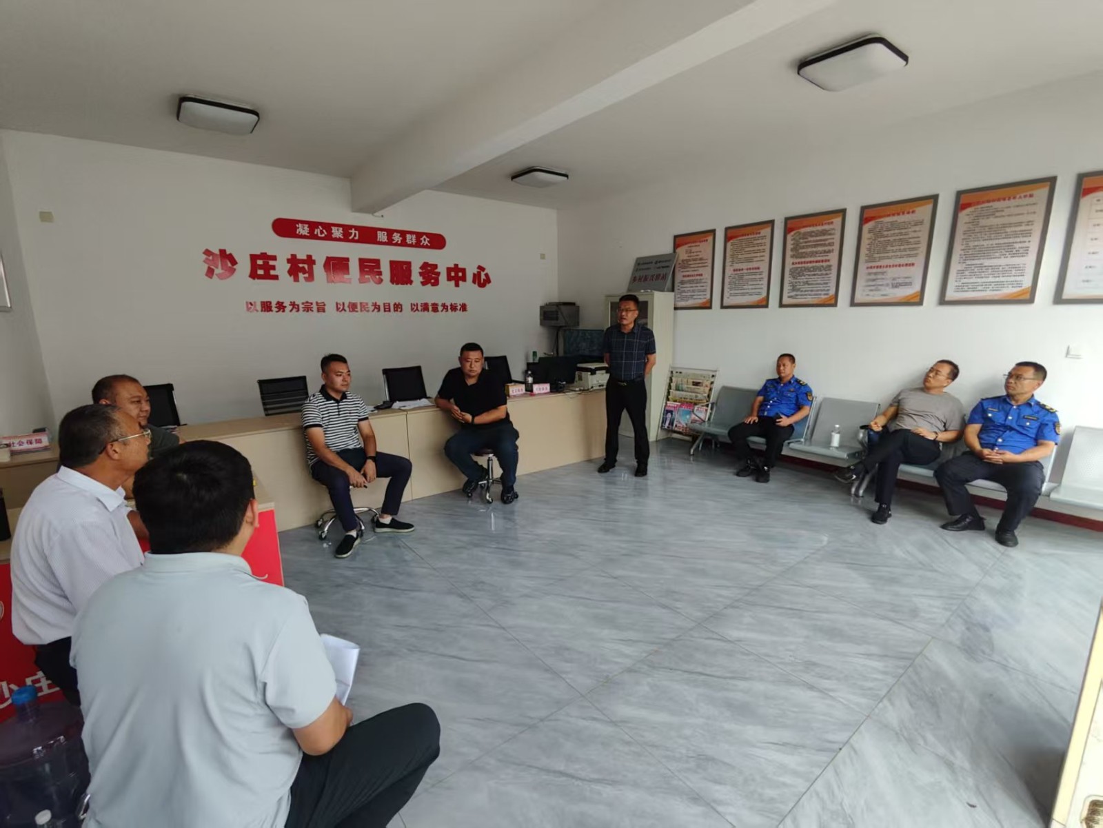 镇领导李刚到沙庄村查看殡葬改革工作