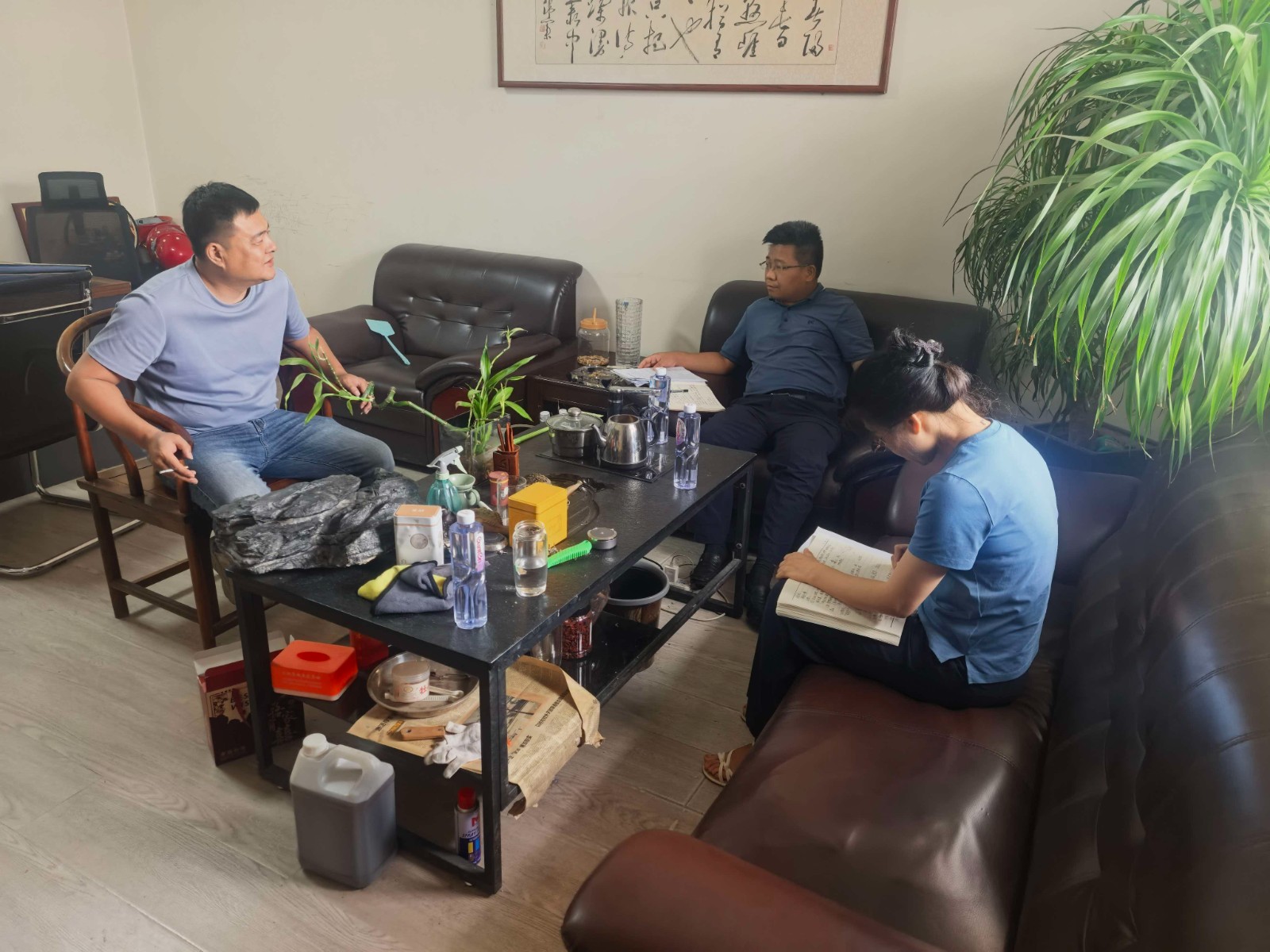 镇领导吴莹、马运喜到江硕公司调研企业生产经营情况。