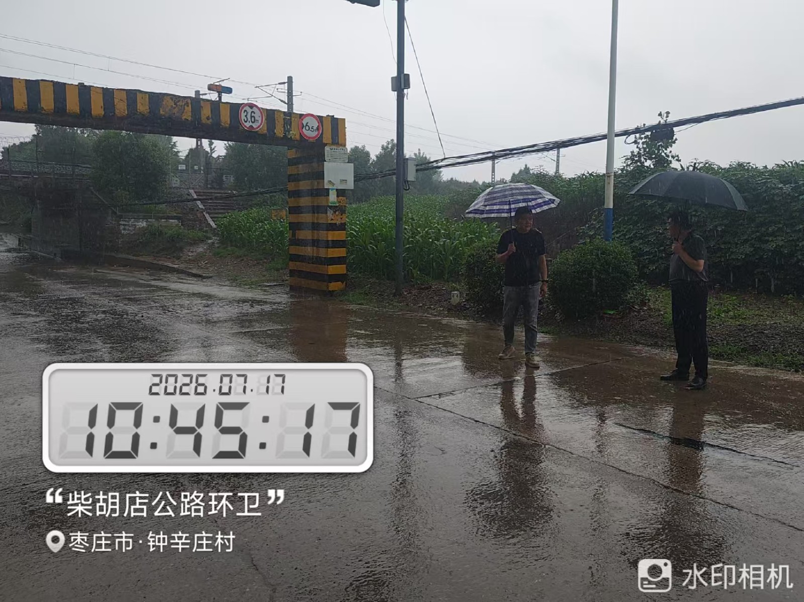 镇领导张强督导京沪铁路防汛工作。