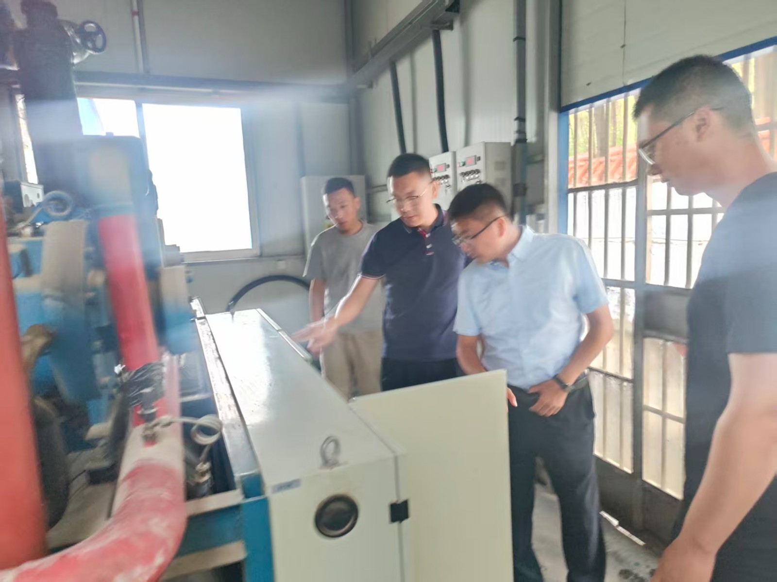 市应急局来我镇企业开展安全生产执法检查，镇领导李大民陪同。