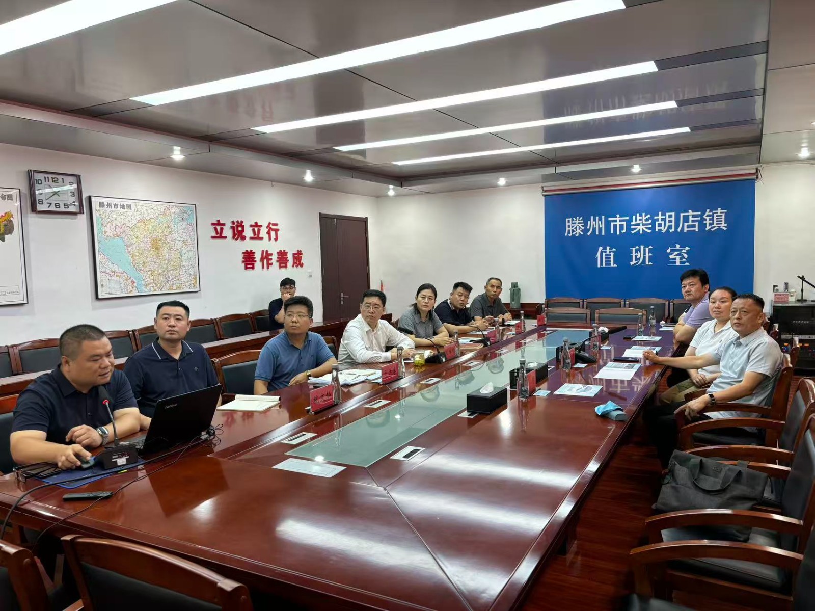 中铁十局集团城市运营服务公司‌来镇考察座谈，党委书记孔维刚，党委副书记、镇长方梅，镇领导马运喜参会。