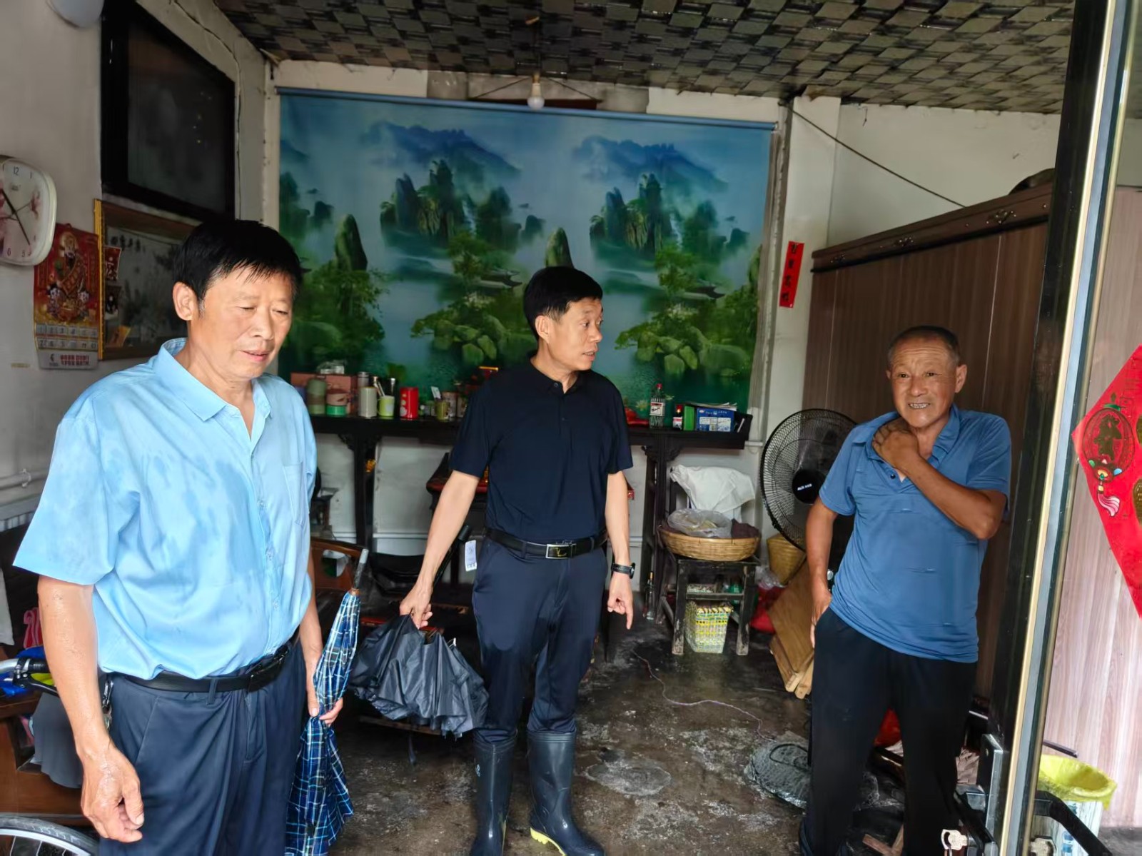 镇领导邓荣迎到鲁庄村督导防汛工作。