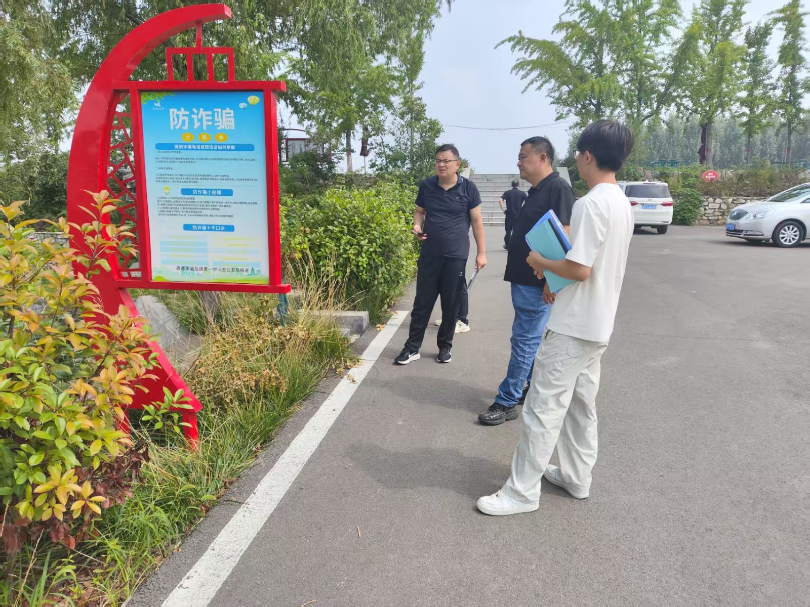 市科协到旗胜管区督导科普宣传阵地建设,镇领导李刚陪同。