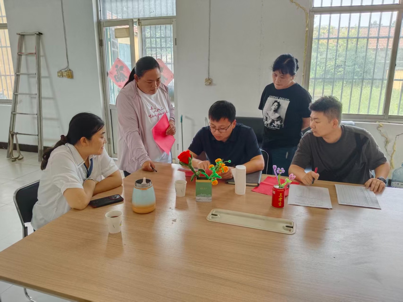 镇领导王凯到薛阳管区督导梨乡善治基层治理工作。