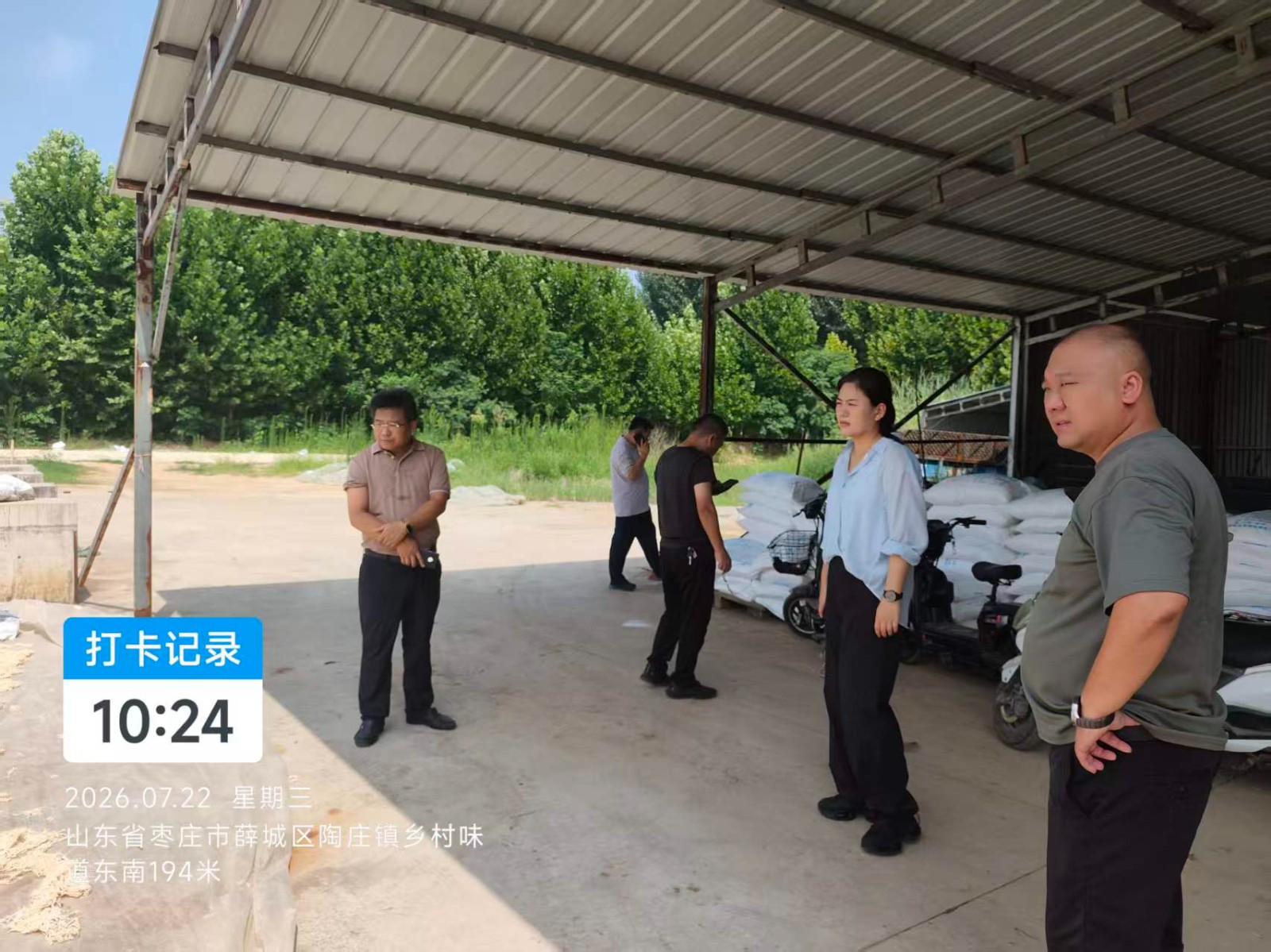 党委副书记、镇长方梅到项目现场督导检查,镇领导胡雷、马运喜陪同。