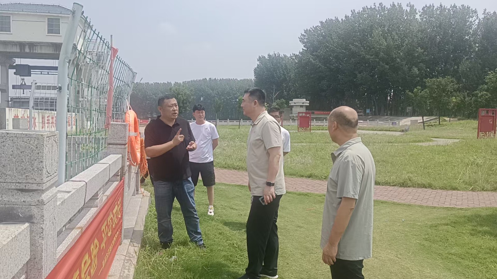市教体局来我镇督导检查暑期防溺水工作,镇领导李刚陪同检查。