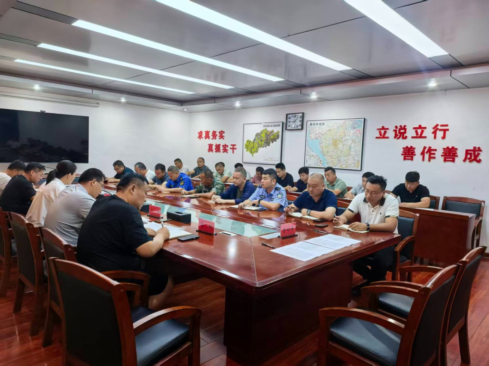 在镇北二楼会议室主持召开柴胡店镇山体保护工作推进会议
