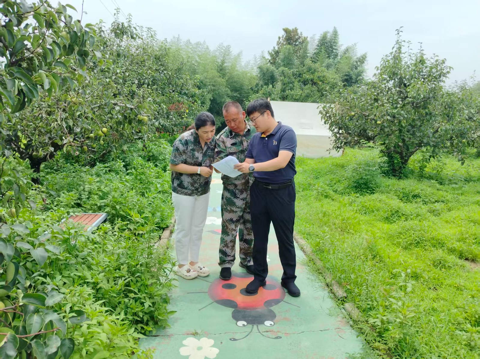 镇领导李铭镇到梨园查看活动现场。