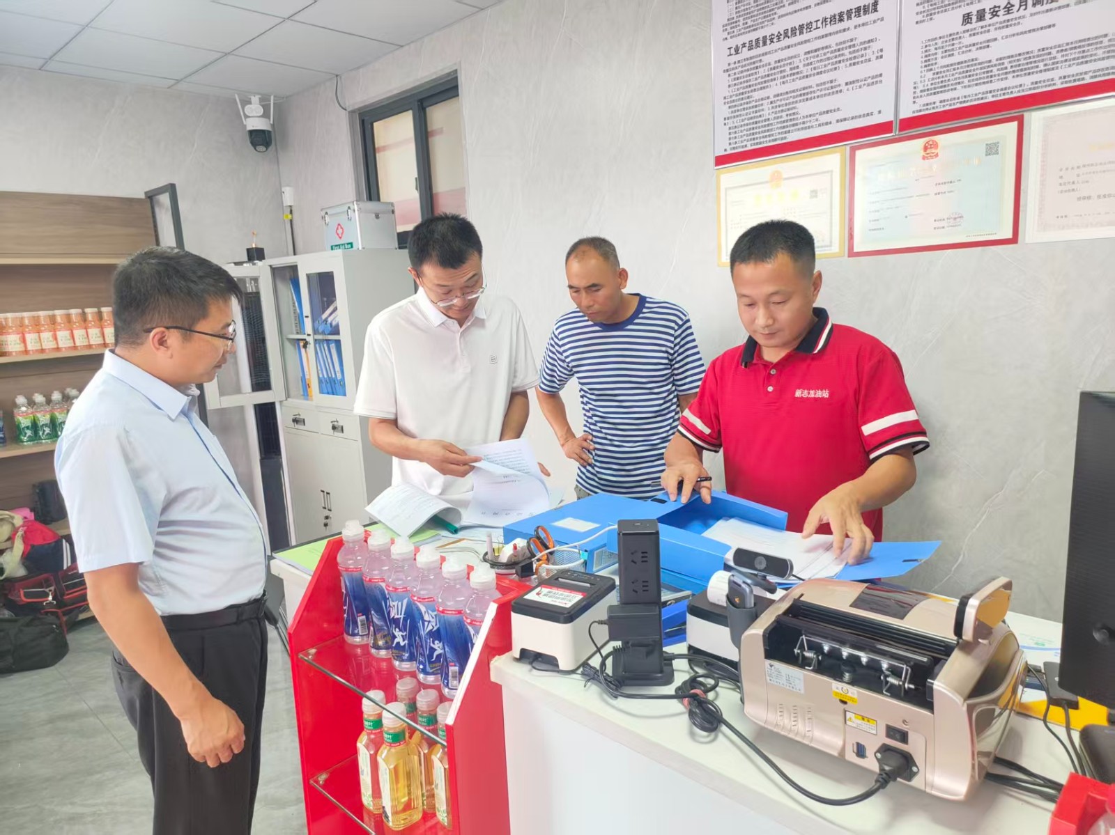 市应急局来我镇企业开展安全检查，镇领导李大民陪同。