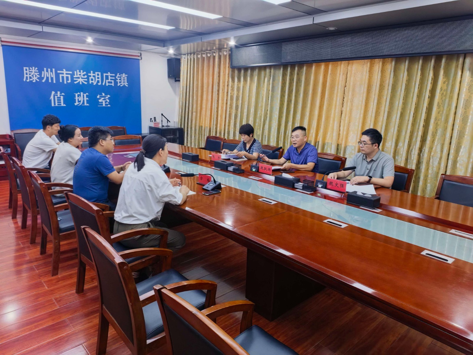 市人社局来镇督导人社工作，党委副书记、镇长方梅，镇领导马运喜陪同。