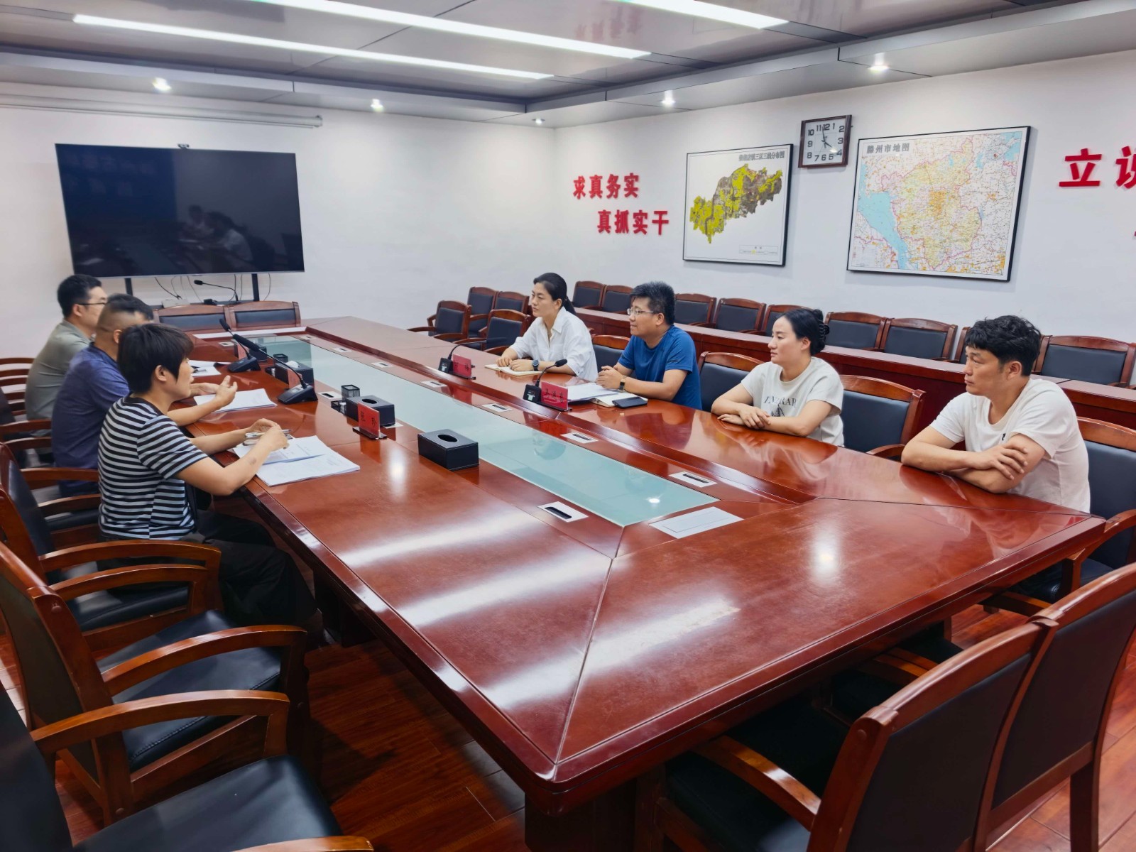 市人社局来镇督导人社工作，党委副书记、镇长方梅，镇领导马运喜陪同。