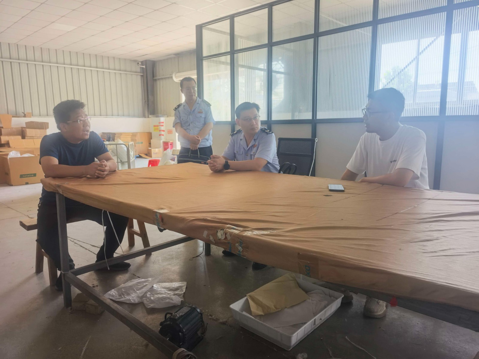 市税务局来我镇刘村矿区域开展“税收共治”现场核验，镇领导马运喜陪同。