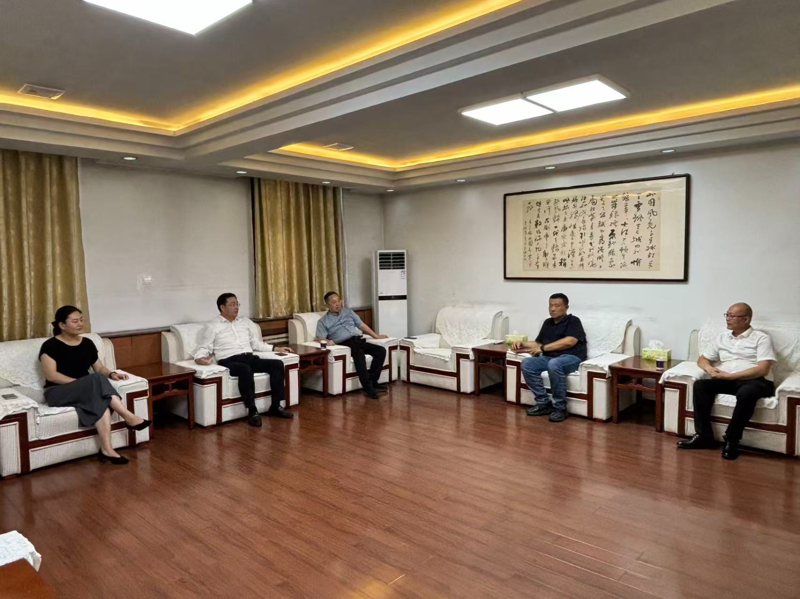 市卫生健康局党组成员，市计划生育协会会长李国庆送镇卫生院新调整院长姜超来镇报道，书记、镇长接待，李刚主任陪同