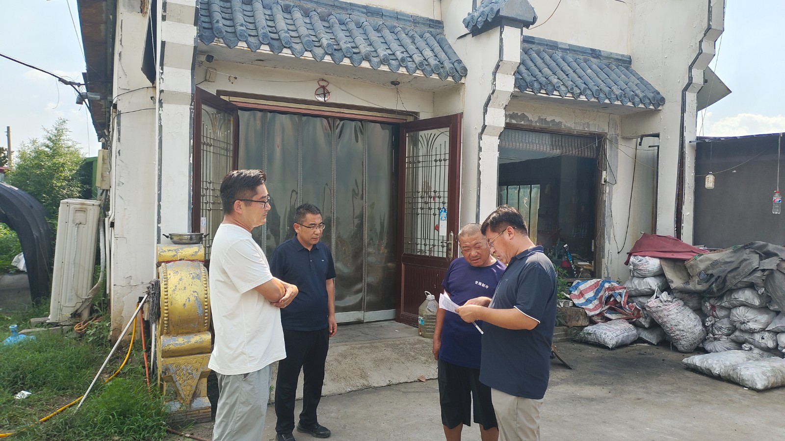 镇领导胡雷带领自然资源所督导刘村图斑整改工作