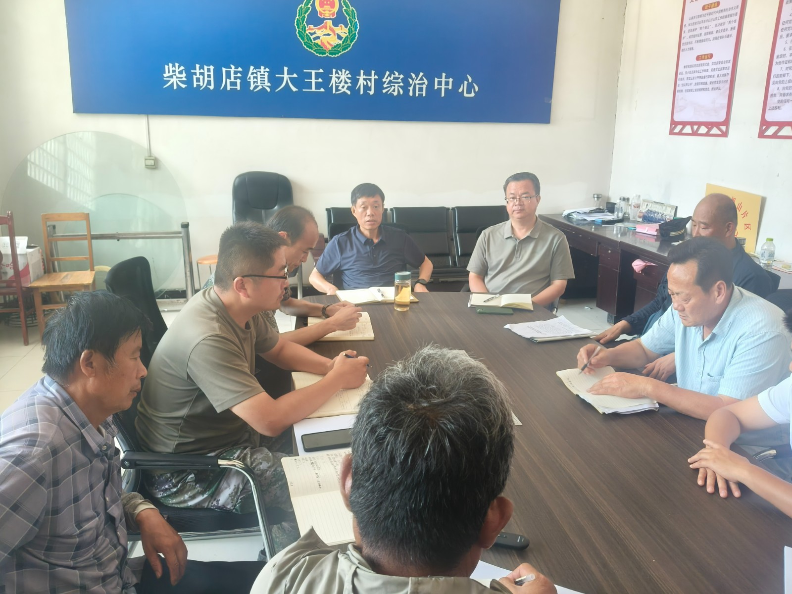 镇领导邓荣迎、邓景文到坦山管区召开“党群共建，守护梨园”志愿服务活动推进会议。
