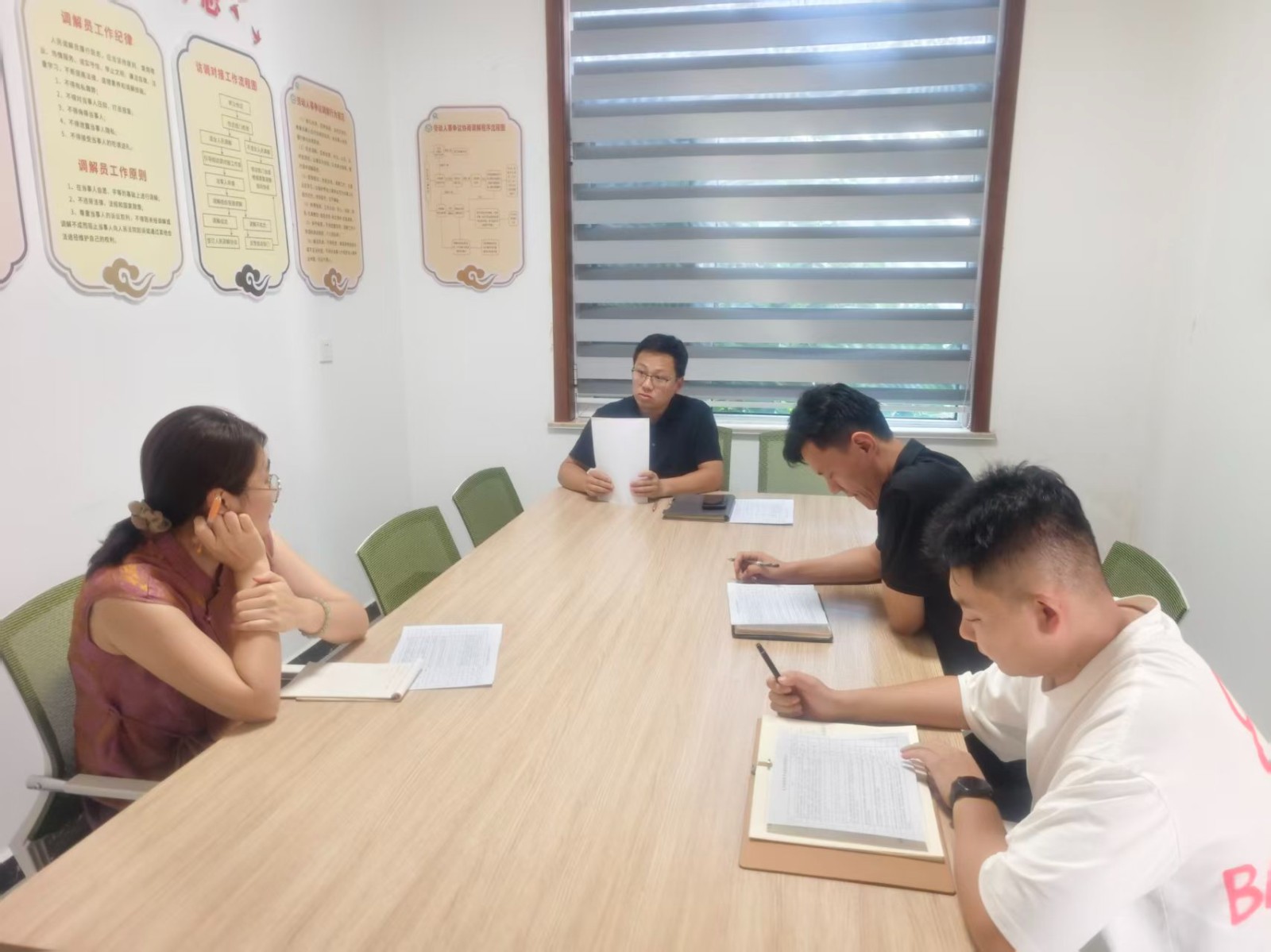 镇领导王凯组织综治中心全体人员召开部门工作例会，安排近期诉求办理等重点工作。