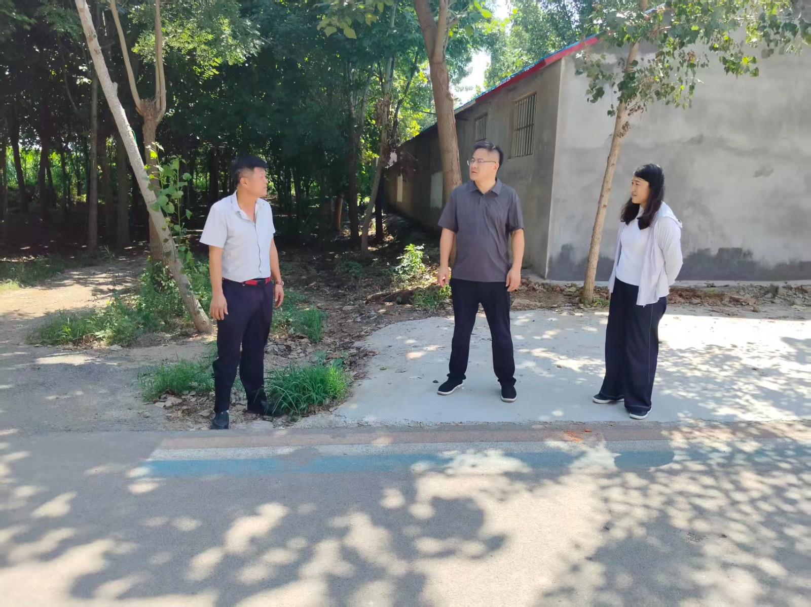 镇领导吕士曦督导薛阳管区现场观摩点准备情况。