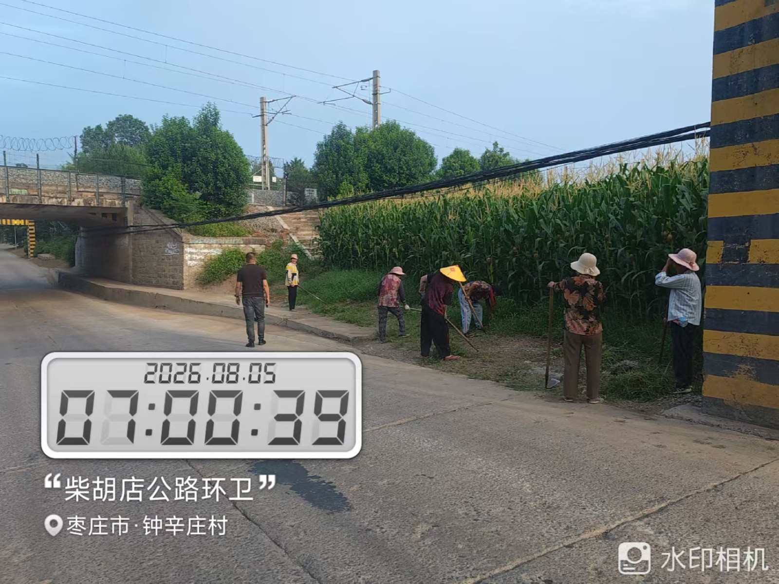 道路环卫岗,各管区、村常态化开展镇村人居环境整治。