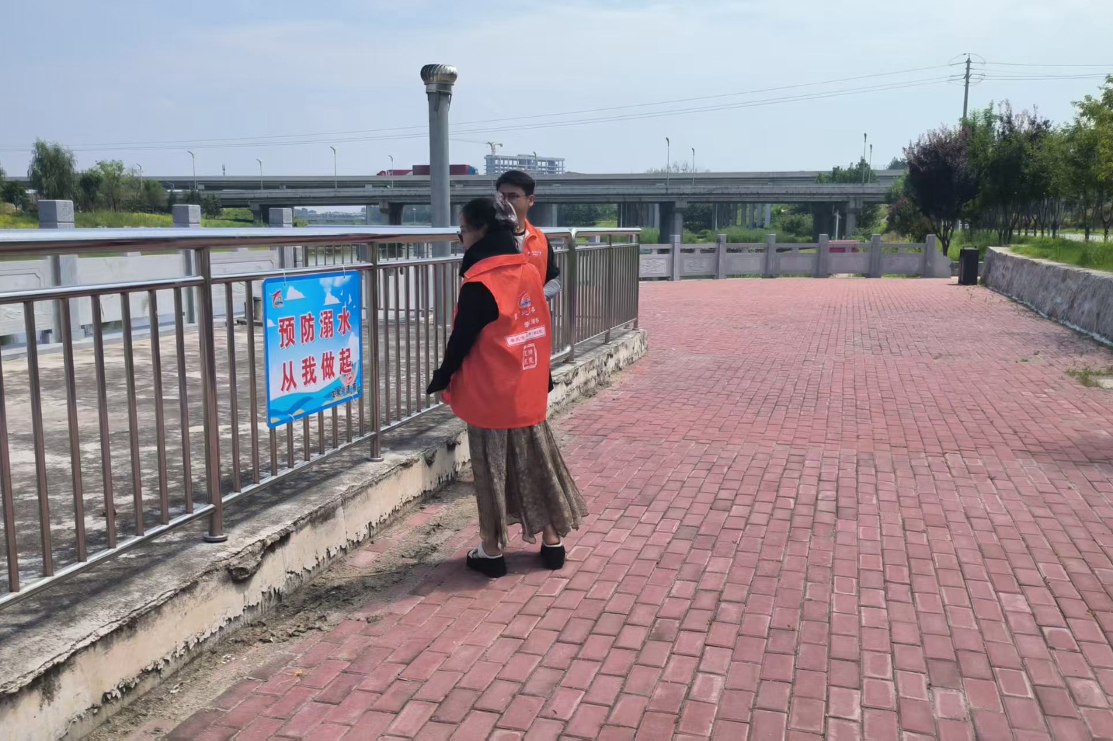 东新、