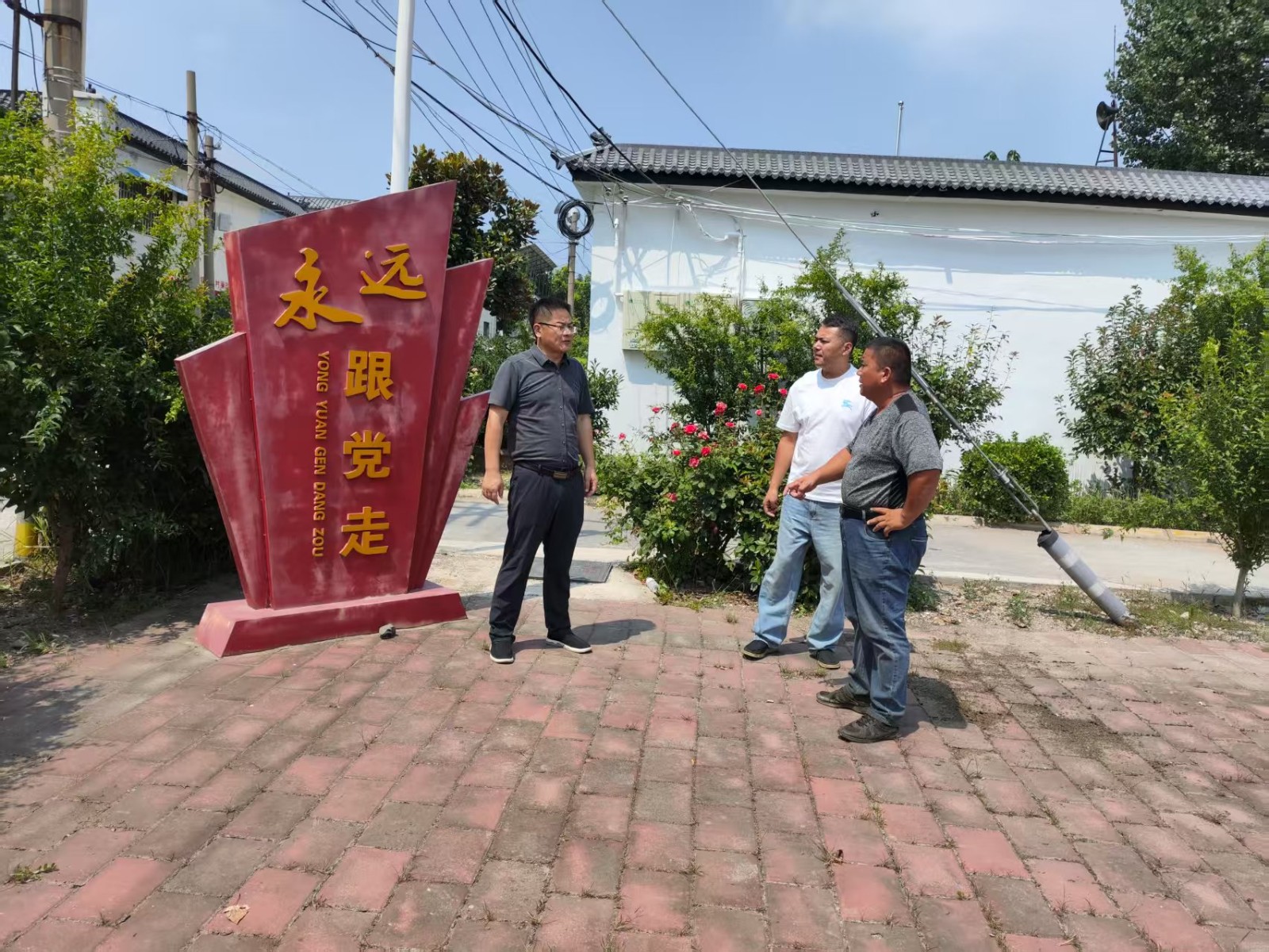 镇领导吕士曦到旗胜、坦山管区各村督导观摩筹备工作。