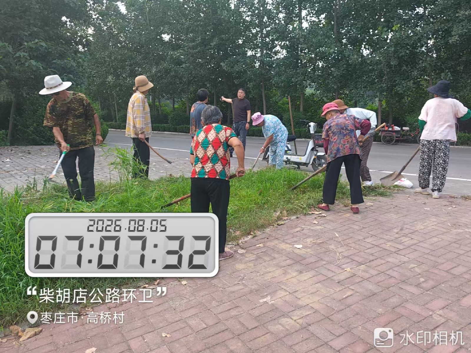 道路环卫岗,各管区、村常态化开展镇村人居环境整治。