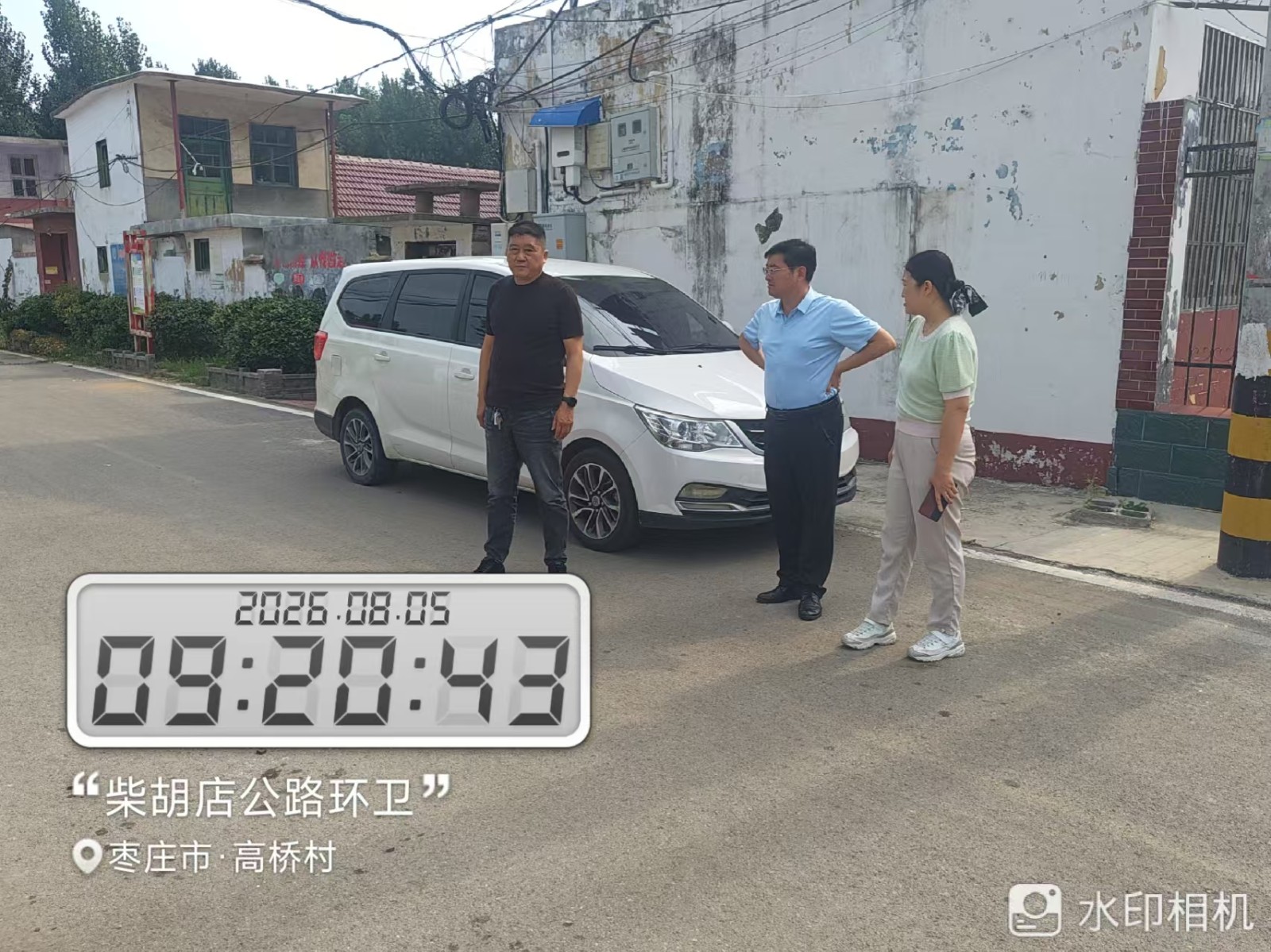 镇领导张强到高桥实地勘察充电桩安装点位。