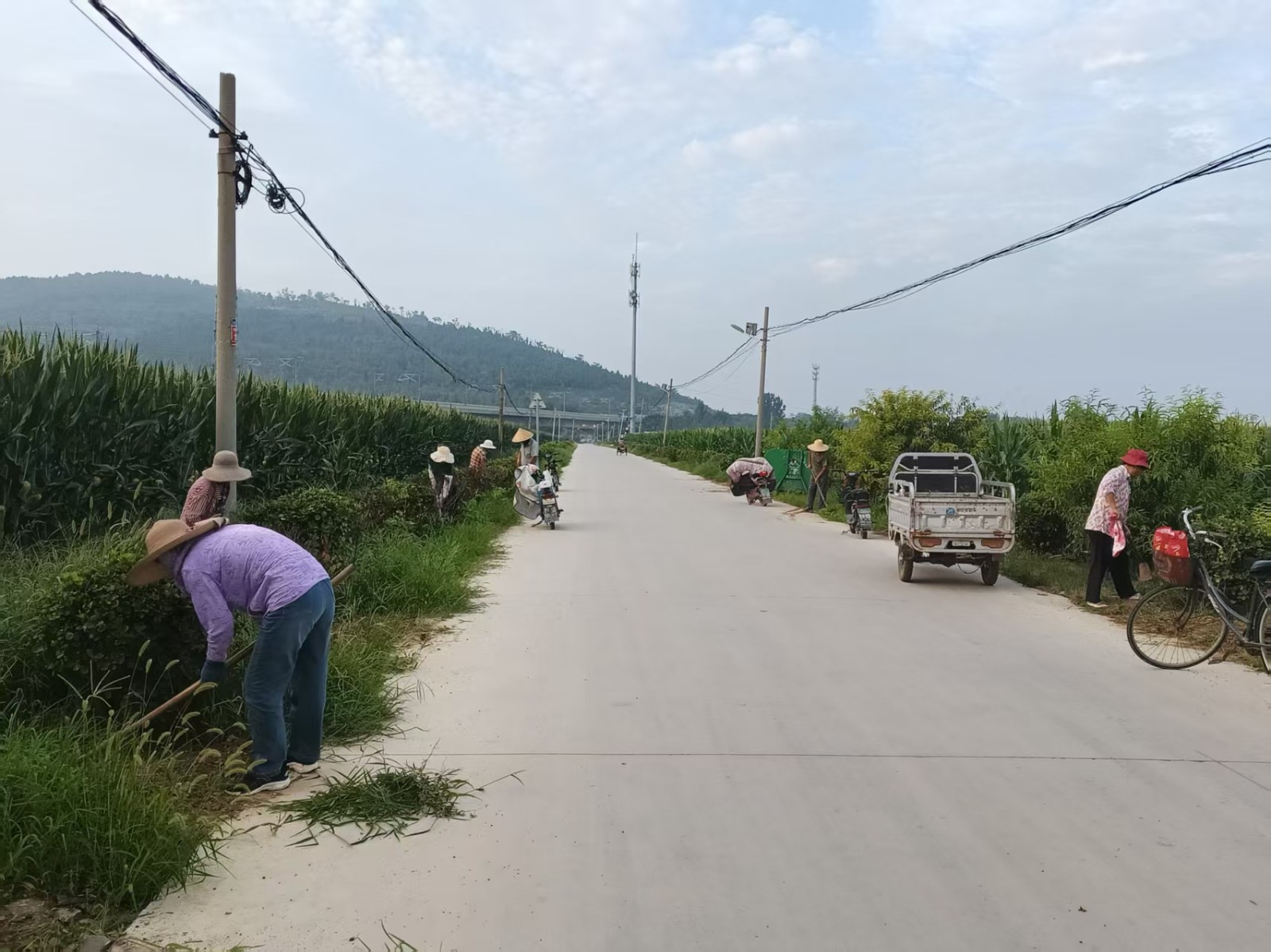 道路环卫岗,各管区、村常态化开展镇村人居环境整治。